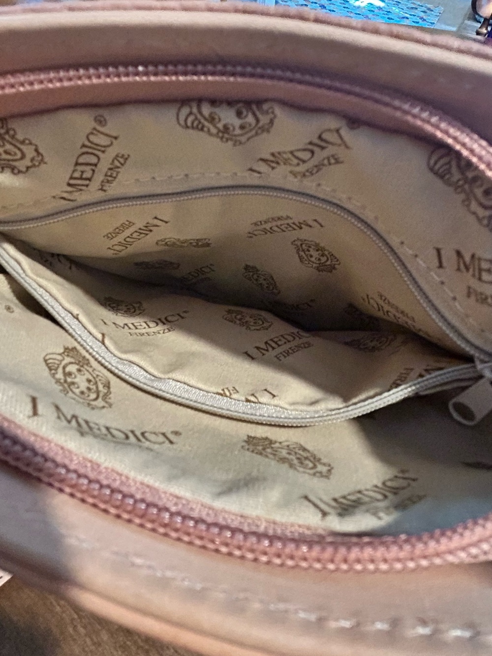 I Medici Pink Leather Crossbody Bag – Elegant Everyday Carry